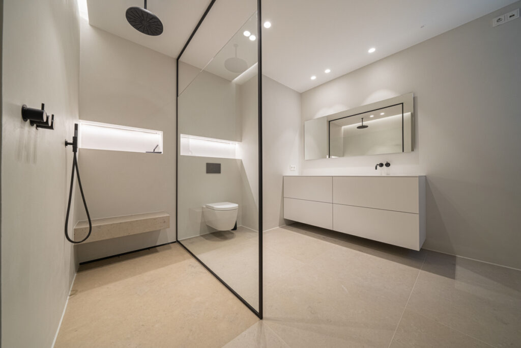bodengleiche Dusche, Toilette und Waschtisch mit Spiegel