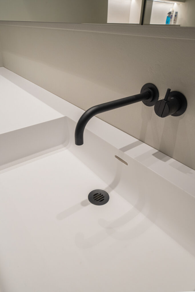 Armatur Waschtisch in modernem Badezimmer