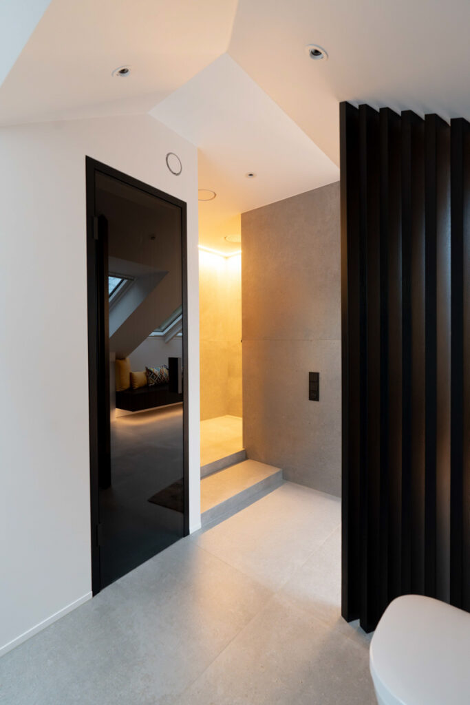Badezimmer mit deckengleichem Duschkopf