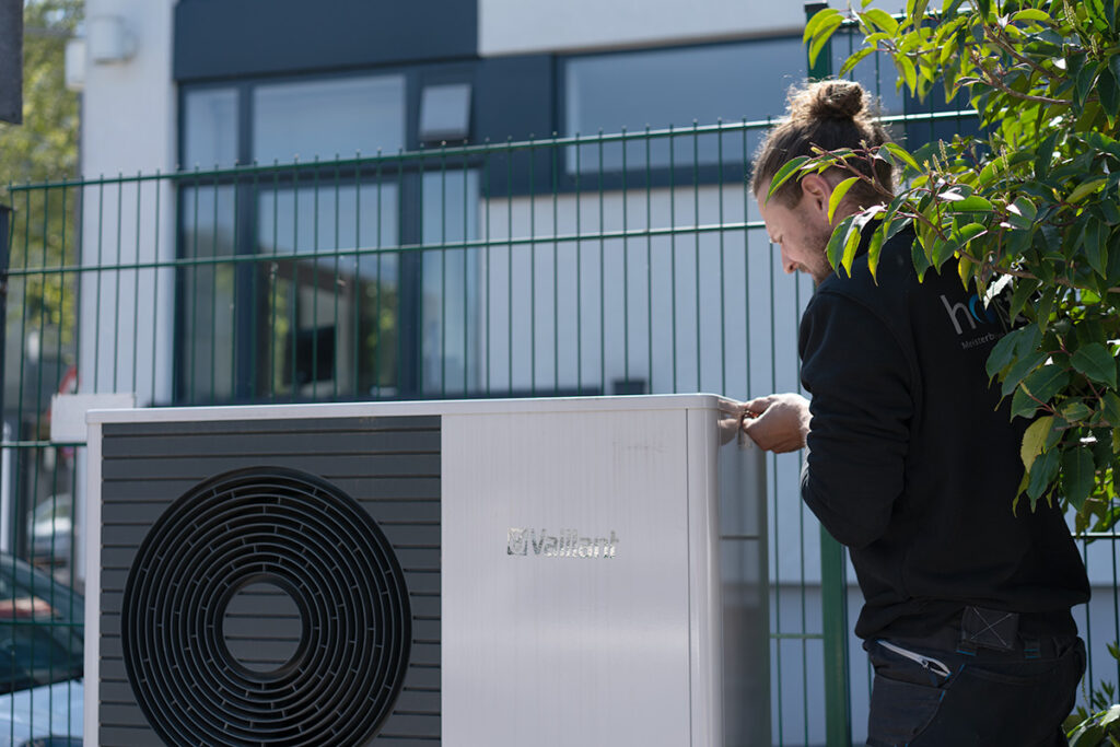 Mitarbeiter Holstein GmbH Aachen mit Wärmepumpe