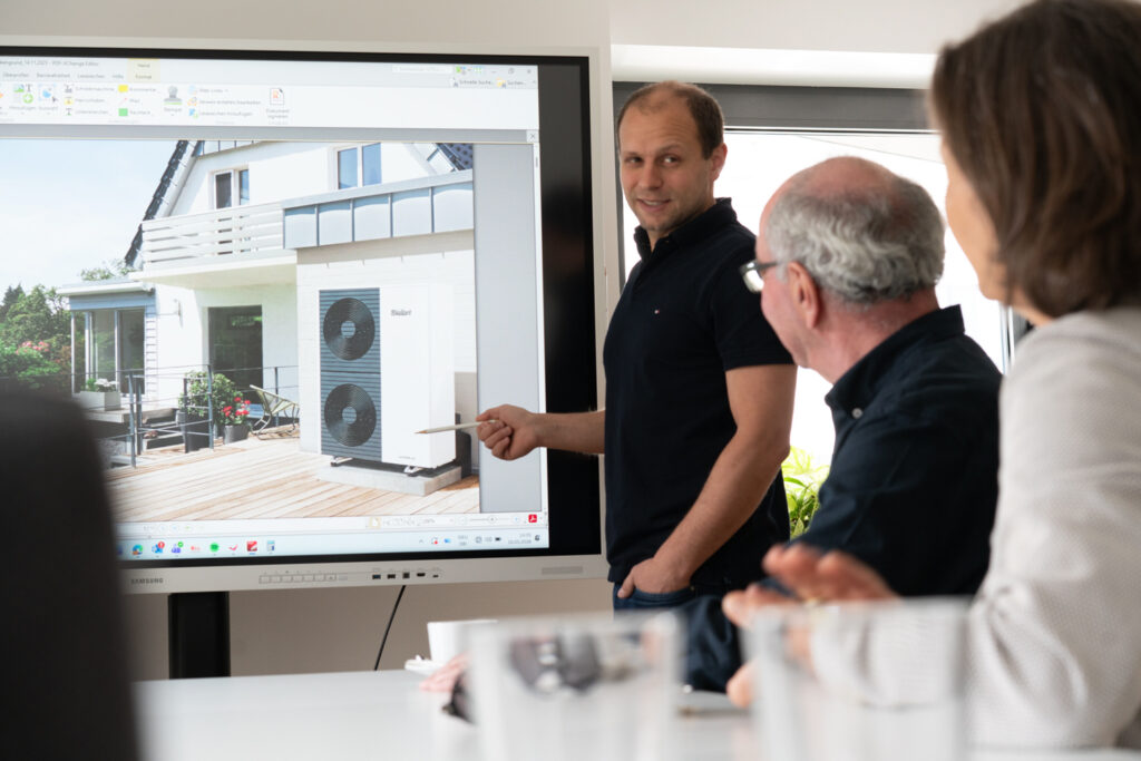 Firma Holstein GmbH erklärt Vorteile einer modernen Heizungsanlage im individuellen Gespräch