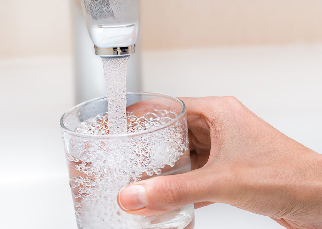 Trinkwasserhygiene Wasser aus dem Wasserhahn